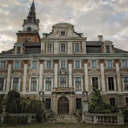 Pałac z fosą